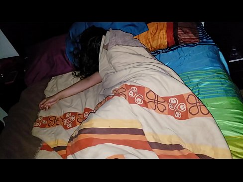 ❤️ Anak tiri berating ibu tiriné enom nalika dheweke turu. Saru rusia ing pornojv.moresexmovies.ru ❌